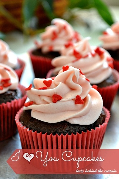 Lady-Behind-The-Curtain-I-Heart-You-Chocolate-Strawberry-Cupcakes-2