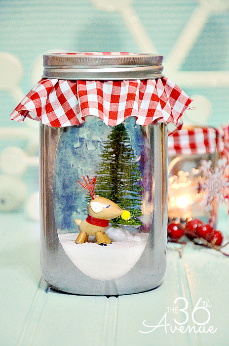 Make this DIY Vintage Snow Globe… Such a cute decoration and adorable gift! #christmas #gift #vintage