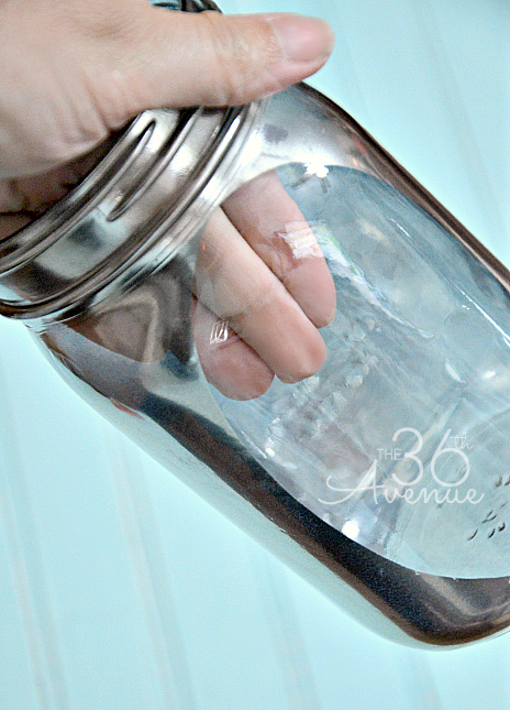 Tutorial: How to give glass a mirror-like look in five minutes! #home #diy #crafts