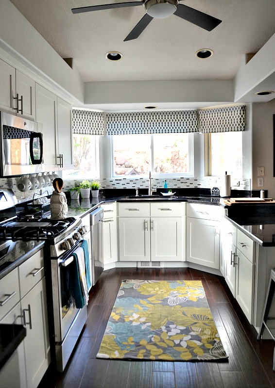 White Kitchen Makeover and Decor Ideas at the36thavenue.com #kitchen 