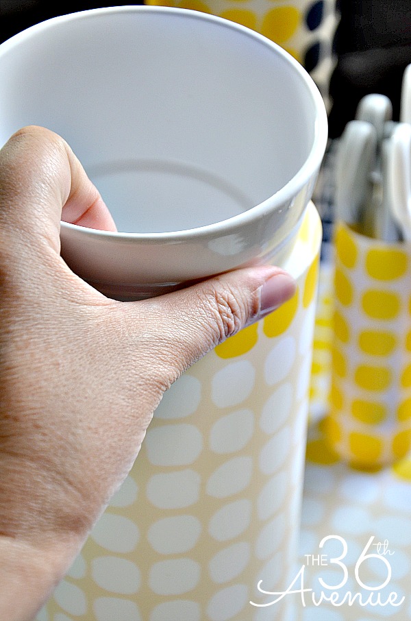 Turn a placemat into a trendy vases under five minutes. Cute, affordable and super easy! the36thavenue.com #diy #crafts