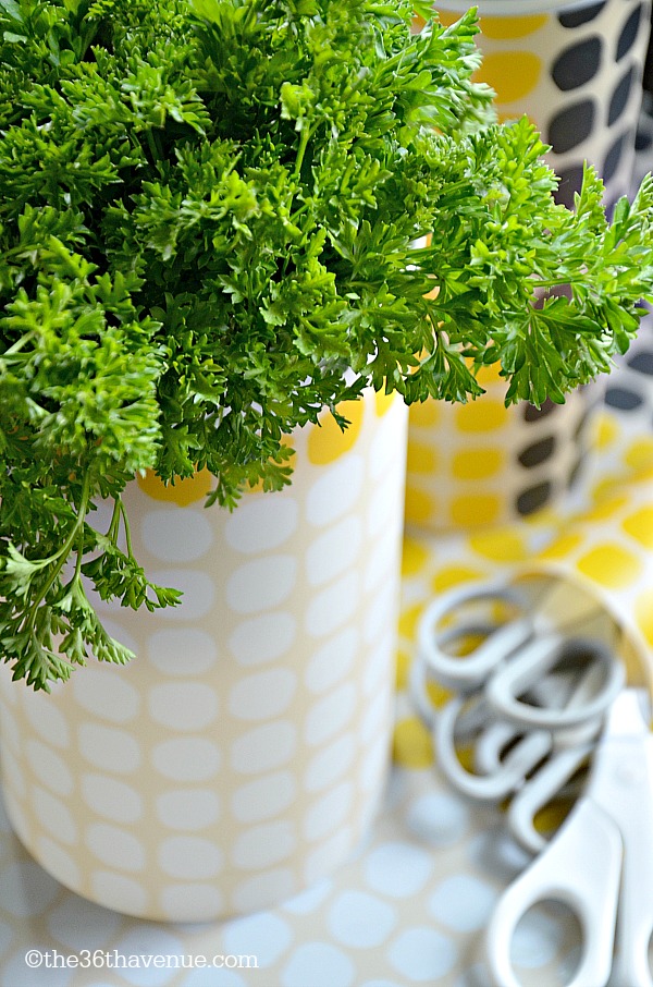 Turn a placemat into a trendy vases under five minutes. Cute, affordable and super easy! the36thavenue.com #diy #crafts