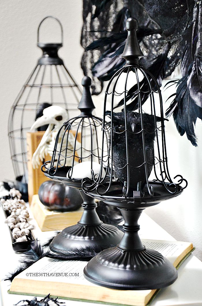 Halloween Decor - Black and White Entryway Halloween Decor. See it all : https://www.the36thavenue.com/?p=26289