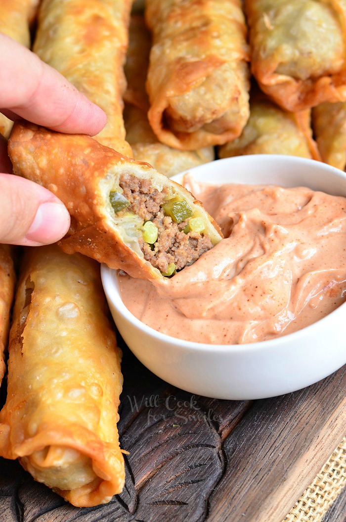 Easy Recipes - Cheeseburgers and Egg Rolls together are an AMAZING combination. These easy egg rolls are super easy to make and perfect for appetizers, snacks, or party food. PIN IT now and make it later! You are going to love this delicious quick recipe! 