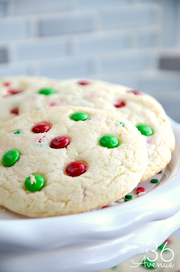 Christmas Cookie Recipe - Homemade cookies are the best! This easy Christmas Cake Mix Cookie Recipe is super easy to make and you'll need just a few ingredients. These Funfetti Christmas Cookies are festive, yummy, and perfect for Neighbor Christmas Gifts, Cookie Exchange Parties, or any time you are craving Holidays Snack! PIN IT NOW and make them later! 