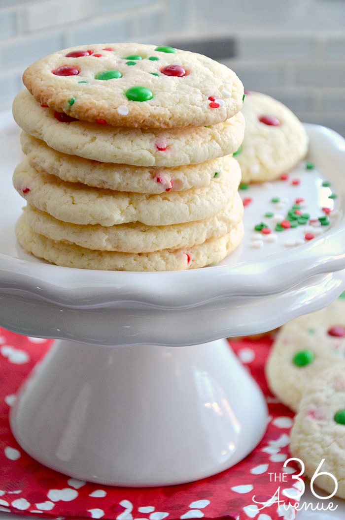 Christmas Cookie Recipe - Homemade cookies are the best! This easy Christmas Cake Mix Cookie Recipe is super easy to make and you'll need just a few ingredients. These Funfetti Christmas Cookies are festive, yummy, and perfect for Neighbor Christmas Gifts, Cookie Exchange Parties, or any time you are craving Holidays Snack! PIN IT NOW and make them later! 
