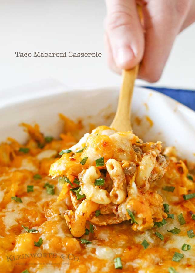 Denna Taco Macaroni Casserole har alla smaker av din favorittaco, nötkött, kryddor... Åh mitt ord, det är läckert! PINTA DET NU och baka det senare!