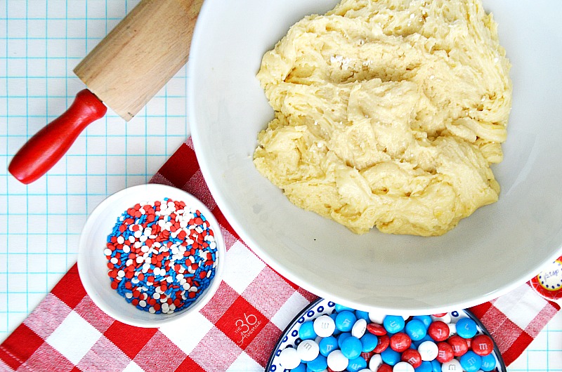 Cookie Recipes - These Funfetti Cake Mix Cookies are perfect for the Fourth of July and Memorial Day. Pin it NOW and make them later!