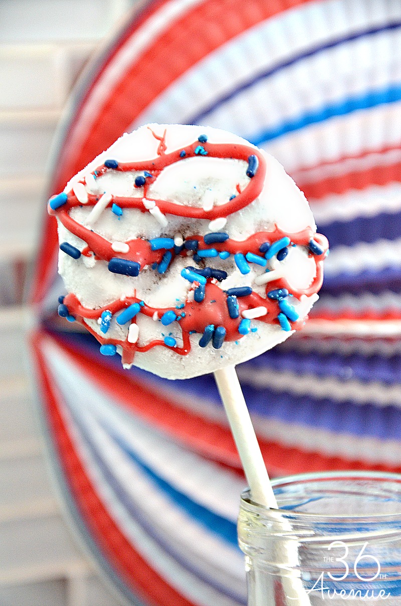 Make these easy and delicious doughnut pops to celebrate the Fourth of July. You need just a few ingredients and they are perfect for a patriotic breakfast!
