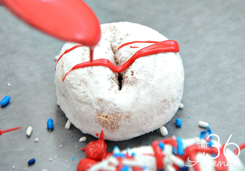 Make these easy and delicious doughnut pops to celebrate the Fourth of July. You need just a few ingredients and they are perfect for a patriotic breakfast!