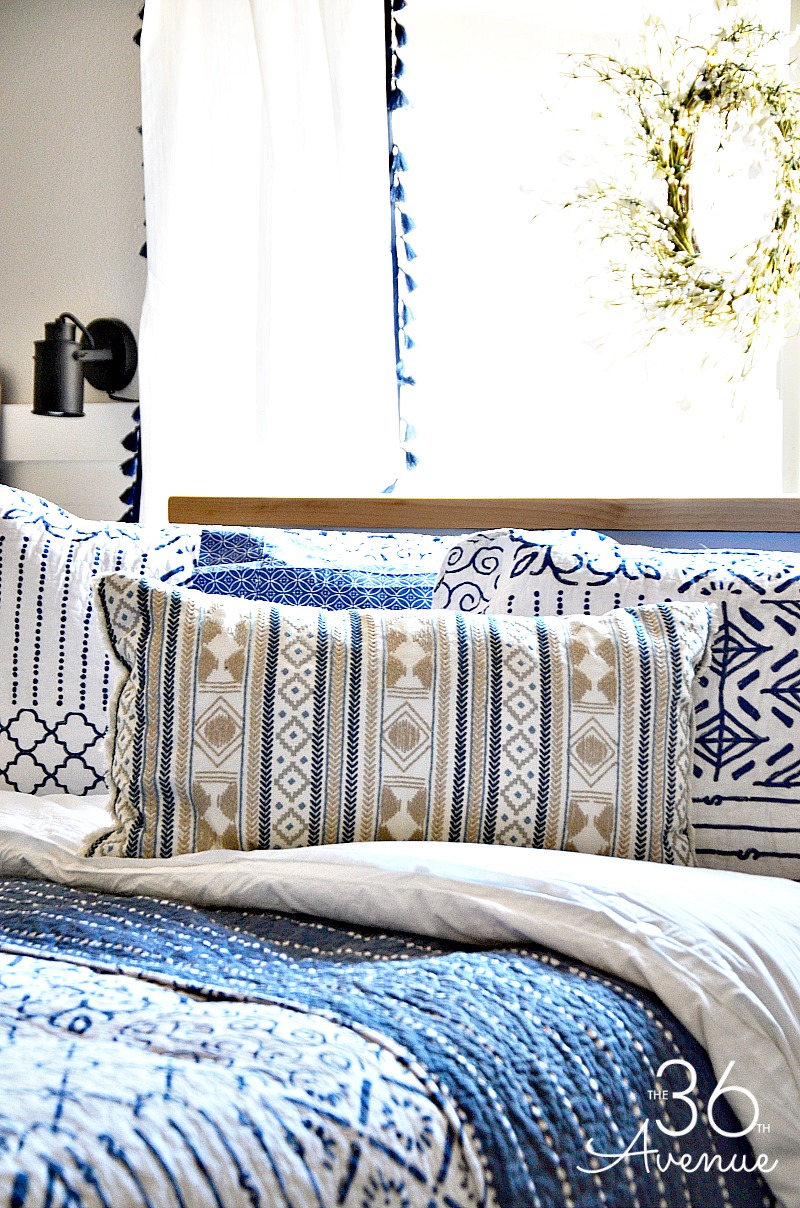 Bedroom Decor Ideas - White and blue Bedroom Decor. 