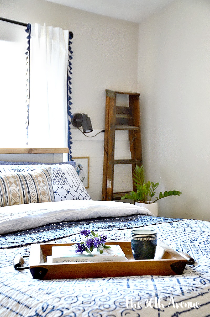 Bedroom Decor Ideas - White and blue Bedroom Decor. 
