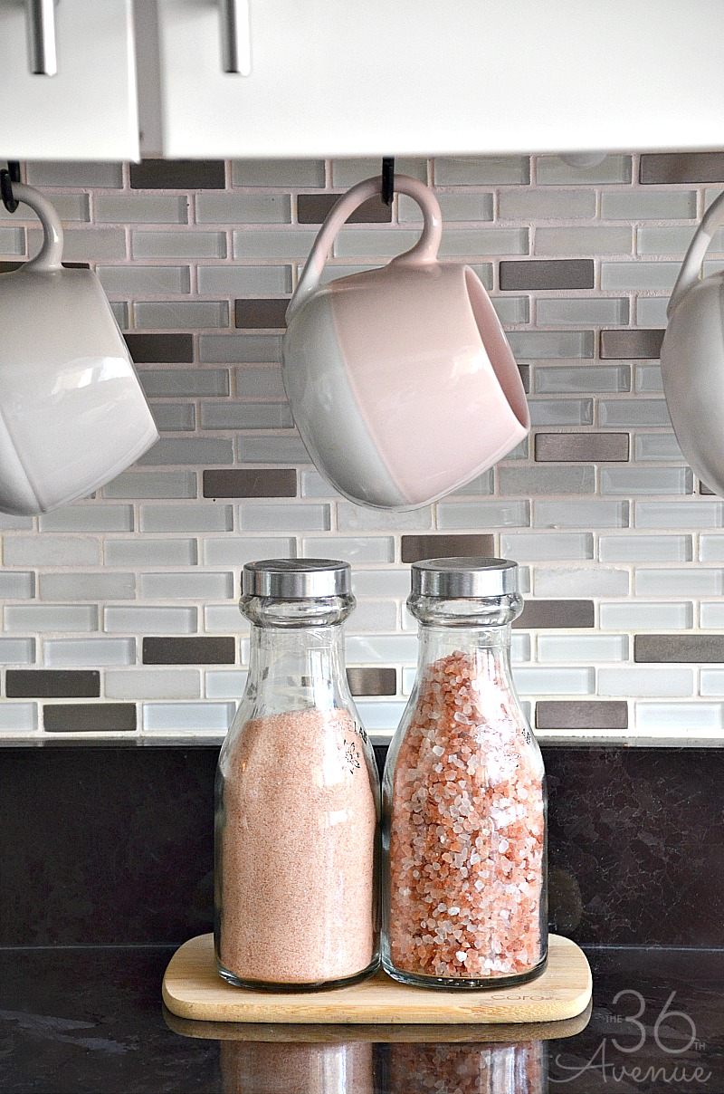 White kitchen decor ideas and how to decorate with pink accents. 